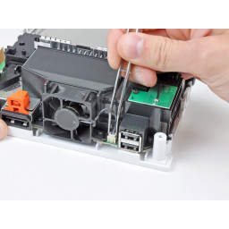 Замена крышки материнской платы Nintendo Wii